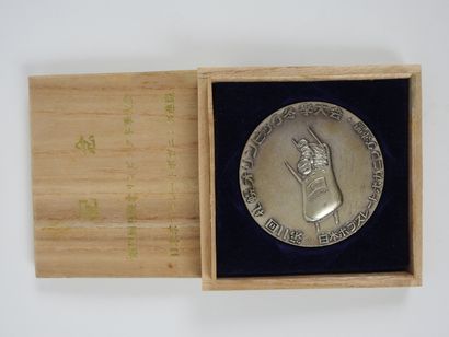 null Jeux Olympiques. Sapporo 1972, médaille de bobsleigh offerte par la fédération...