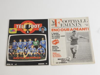 null Football. Numéros 1. Deux numéros 1 de revues : a) "Télé foot 1" de Pierre Cangioni,...