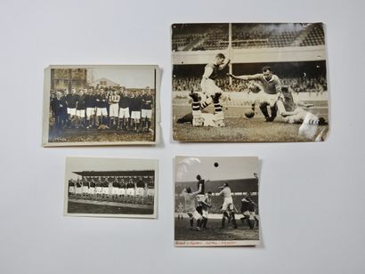 null Football. Foot britannique. Quatre photos. a) vers 1920, l'équipe de Londres...