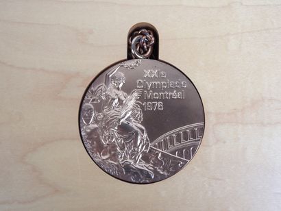 null Jeux Olympiques. Montréal 1976, médaille de vainqueur en bronze, avec belière...