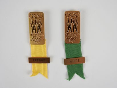 null Jeux Olympiques. 1975. Lausanne 1975 - 76e Session. 2 insignes - 1 ruban jaune...