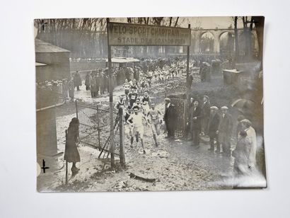null Athletics. Cross/Chartres/Photo. Exceptional photo, silver print of the start...