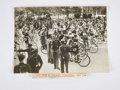 null Cyclisme. Vuelta 1935/Photo. Tirage argentique du départ de la première édition...