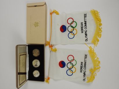 null Jeux Olympiques. Séoul 1988. Deux ensembles :a) coffret officiel avec les 3...