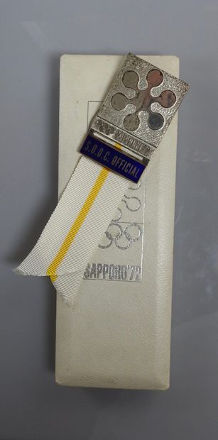 null Jeux Olympiques. Sapporo 1972, badge officiel en métal pour le S.O.OC Official...