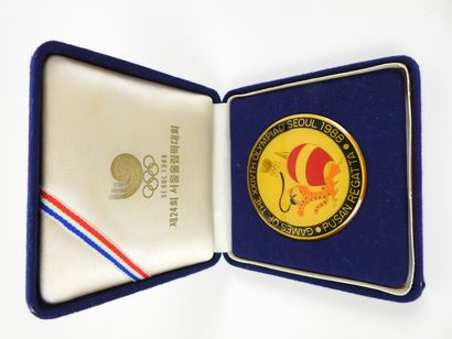 null Jeux Olympiques. Séoul 1988, médaille de bienvenue offerte par la maire de Pusan...