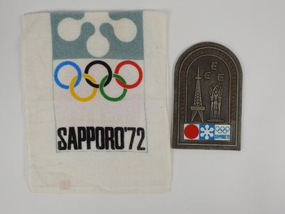 null Jeux Olympiques. Sapporo 1972, deux pièces : a. la serviette avec tous les logos...