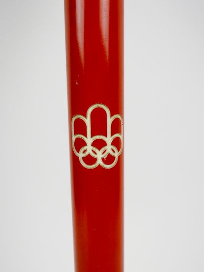 null Jeux Olympiques. 1976. Jeux de Montréal. Torche officielle en aluminium, rouge...