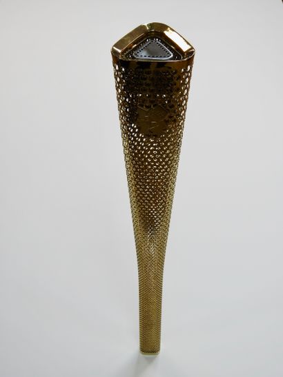 null Jeux Olympiques. 2012, Londres. Torche officielle triangulaire en aluminium...