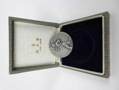 null Jeux Olympiques. Tokyo 1964, médaille en métal argenté, le porteur de flamme,...