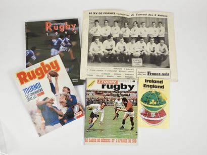 null Rugby. Cinq pièces : a) programme du match Ireland versus England, 1979; b)...