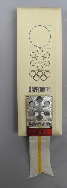 null Jeux Olympiques. Sapporo 1972, badge officiel en métal pour la Photo Dans son...