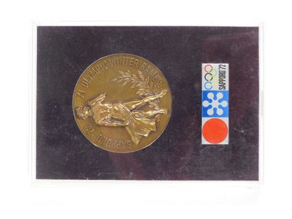 null Jeux Olympiques. Sapporo 1972, médaille commémorative avec athlètes à l'antique...