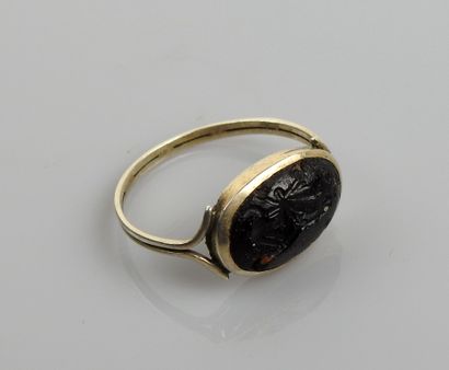 null Ring with a pretty intaglio of a lying man

Silver Internal diameter 1.9 cm

Probably...