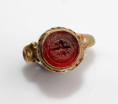 null Important Christian ring decorated with an intaglio representing the cross in...