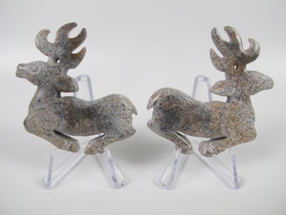 null Pair of jade deer-amulettes. Nephrite. L 7.2 cm. China. Zhou style