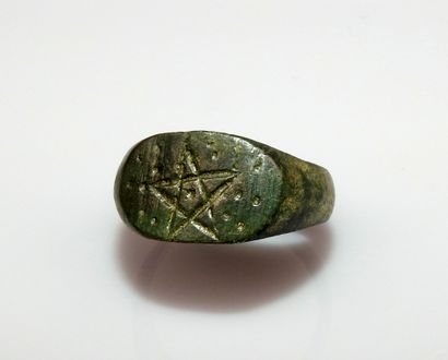 null Magic ring comprising a pentagram

Bronze Internal diameter 2 cm

Medieval ...