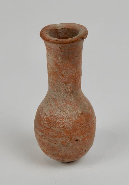null Balsamaire.Vase à parfums ou onguents.Terre cuite,Epoque romaine.

H :2,5cm...