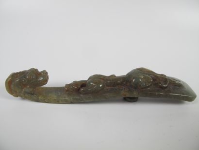 null Celadon jade fibula. Nephrite. L 12cm. Finely carved with a Chilong in a round...