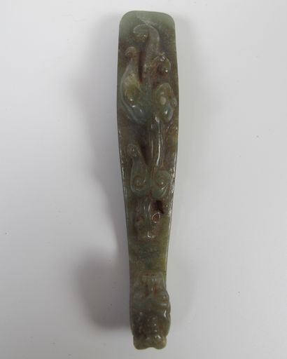 null Celadon jade fibula. Nephrite. L 12cm. Finely carved with a Chilong in a round...