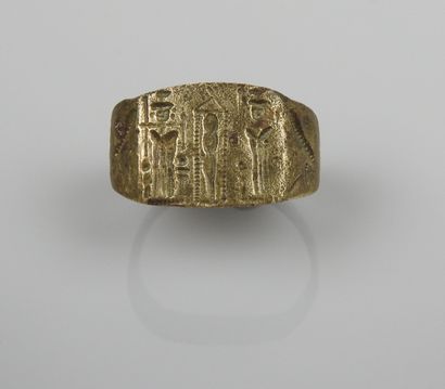 null Sigillar ring with an important decoration of two saints surrounding a church

Bronze...