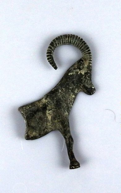 null Applique représentant un capridé

Bronze 12 cm

Style du Luristan antique