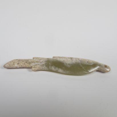 null Fin pendentif au poisson en jade. Néphrite céladon. L 8 cm. Chine. Possible...