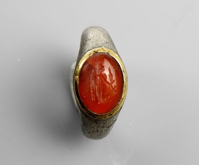 null Superb ring with a large intaglio representing Minerva in the army.

Gold, silver...