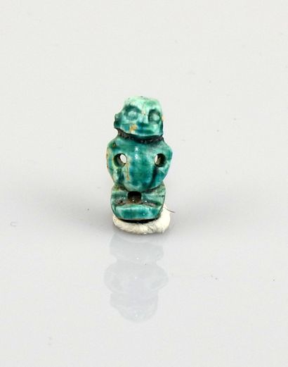 null Amulette représentant un divinité

Fritte émaillée 1.2 cm

Egypte antique Basse...