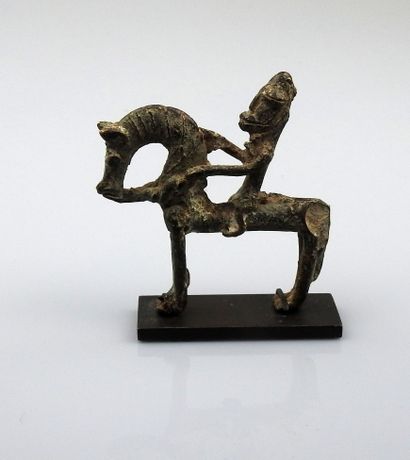 Cavalier sur son cheval 
Bronze 6.8 cm 
Mali...