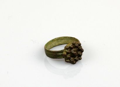 null Ring with a floral decoration

Bronze Inner diameter 1.6 cm

Roman Period