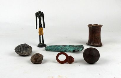 null Lot of archaeological objects including mirror handle, fossils, cannonball and...