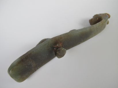 null Fibule en jade céladon. Néphrite. L 12cm. Finement sculptée d'un Chilong en...