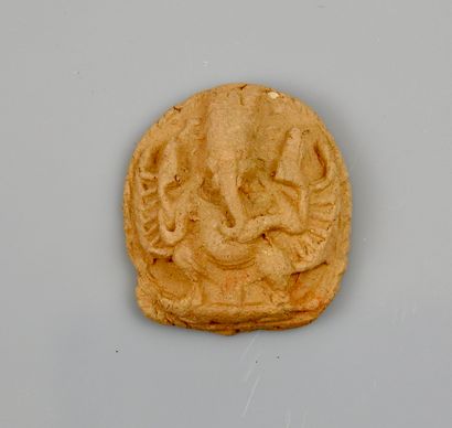 null Amulette talismanique ornée du Dieu Ganesh.Terre cuite.Siam.XIX-XXès.H:3cm.