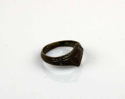 null Ring with a diamond-shaped bezel decorated with a dotted decoration

Bronze...