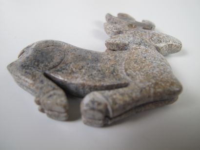 null Paire de cerfs-amulettes en jade. Néphrite. L 7.2 cm. Chine. Style des Zhou
