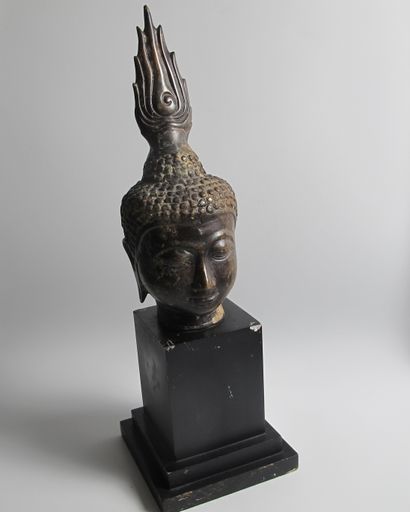 null Tête de Bouddha en bronze sur socle en bois. Bronze à patine brune. H 19,5 cm...