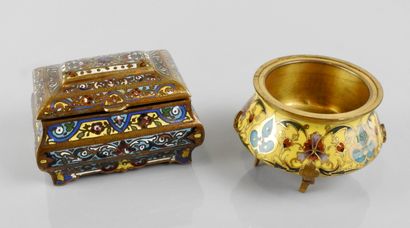 null Deux objets cloisonnés,

bronze doré russe ou oriental.