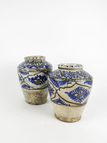 null Deux vases à décor floral à glaçure.Restaurations.Art perse.H :25cm.XVIII-X...