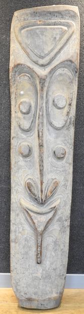 null Planche décorée à décor d’ancêtres polychromes.

Bois sculpté.L :180cm