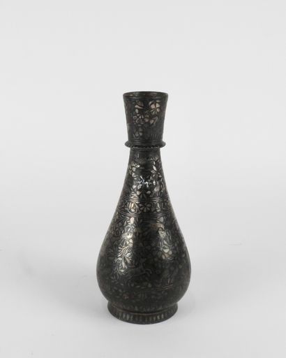 null Vase en bronze niellé argent sur plusieurs registres.Perse ou Indes,Haute époque...
