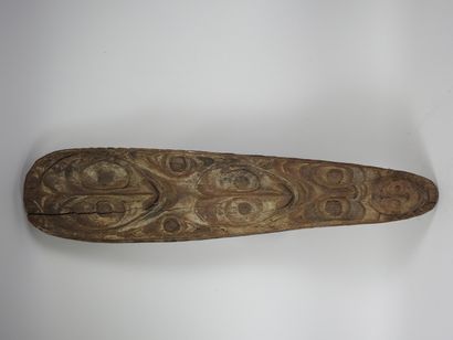 null Planche ,bois sculpté à décor d’ancêtres.Papouasie Nle Guinée.Lenv 105cm.