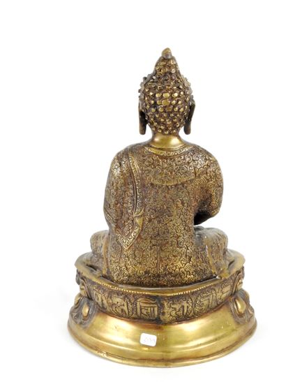 null Bouddha assis en méditation tenant un bol sur un socle lotiforme.Inscription...