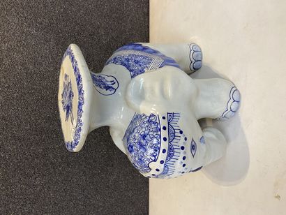 null 
Sellette. Elephant en porcelaine blanc bleu

L 42 cm

Cassé collé				
