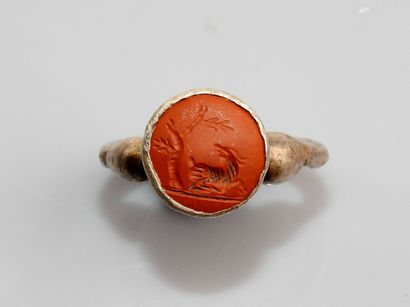 null Importante bague comportant une intaille représentant un animal sous un arbre

Argent...