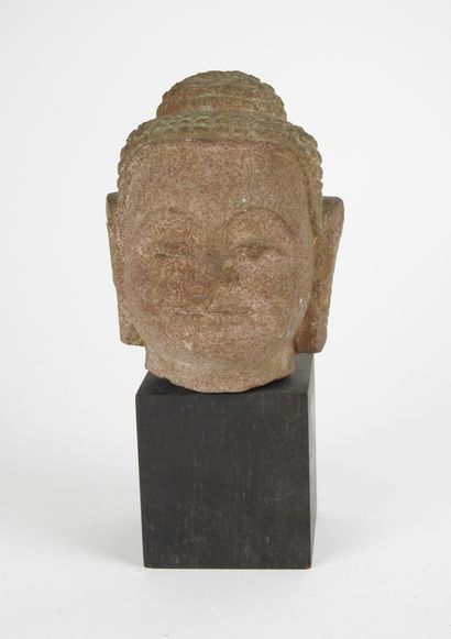 null Tête de Bouddha style khmer.Pierre basaltique.

H :13,5cm.