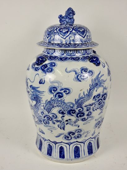 null Pot couvert aux dragons.

Porcelaine blanc bleue.Chine.

H :env 69cm.