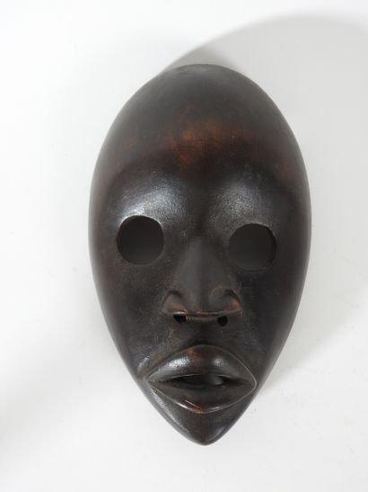 null Masque Dan.Bois sculpté.

Côte d’Ivoire.Bois sculpté.

H :24cm.