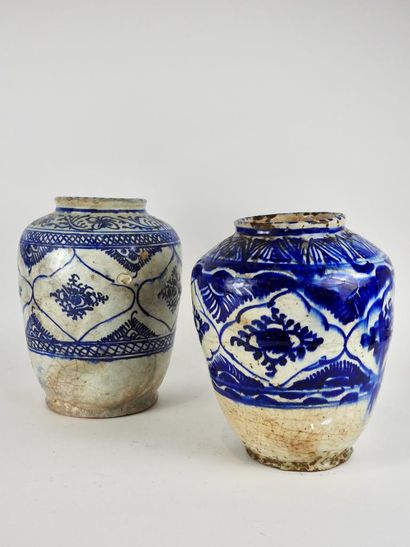 null Deux vases .Céramique blanc bleue à décor de motifs floraux.Circa XVIès.H :25...