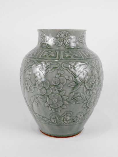 null Vase émaillé vert aux oiseaux dans un décor floral.H :29cm.Chine.